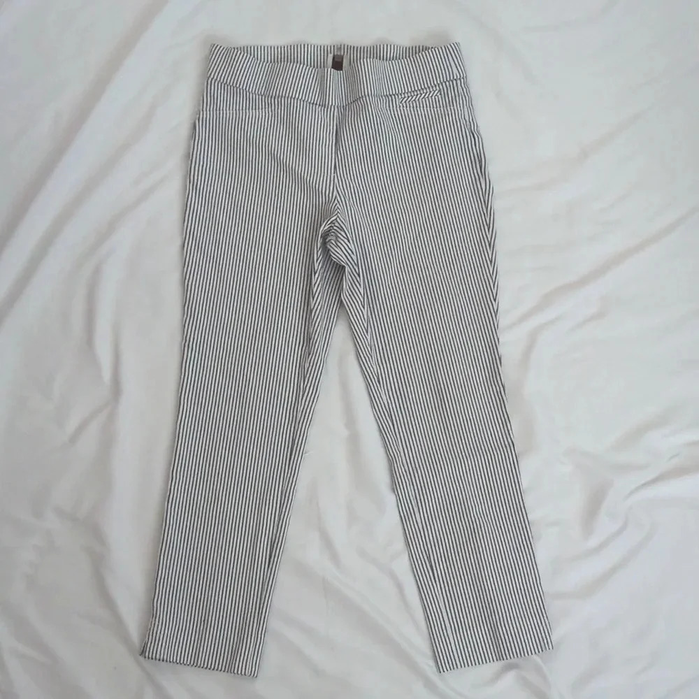 Anne Klein Pull On Slim Crop Pants, Color Blue/ White Pinstripe Size 8